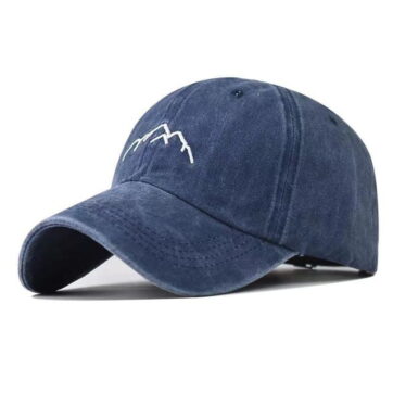 gorra con bordado de montaña