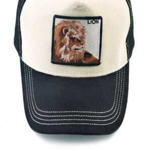 gorra con bordado de leon