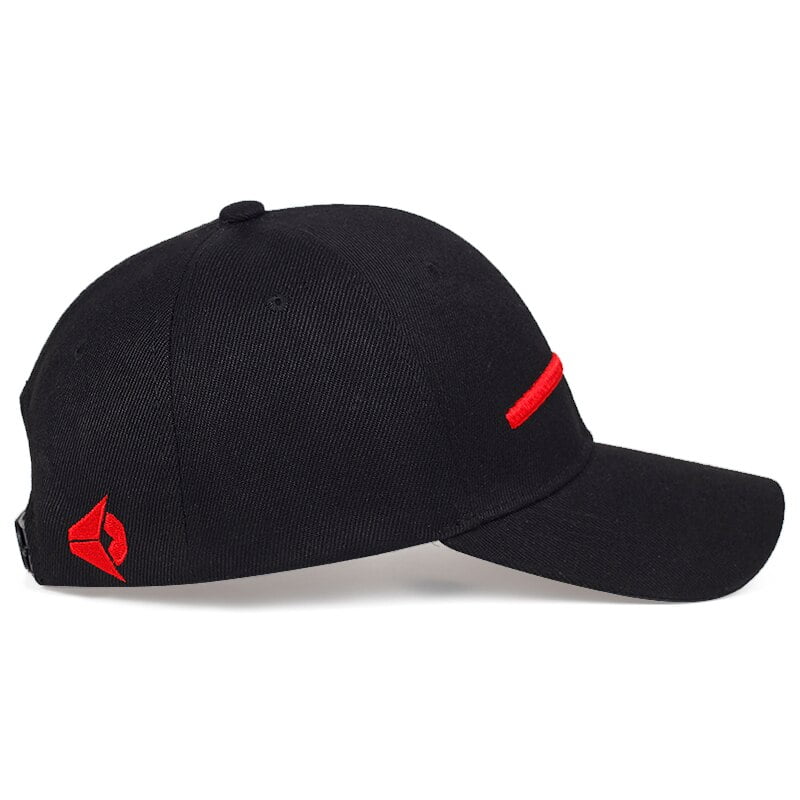 gorra negra y roja