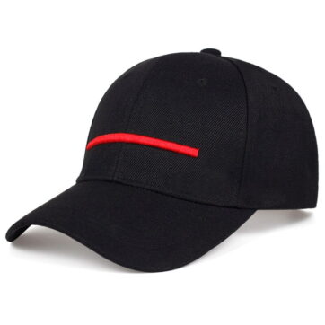 gorra de beisbol con raya roja