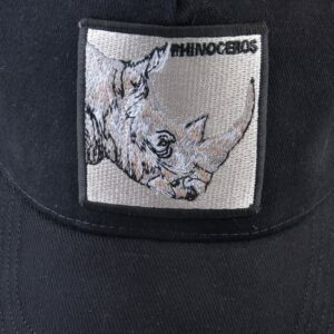 gorra con parche de rinoceronte