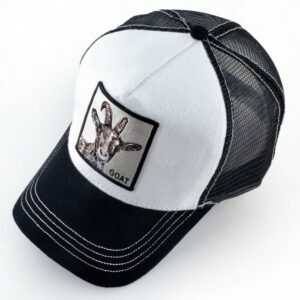 gorra con parche de cabra bordado