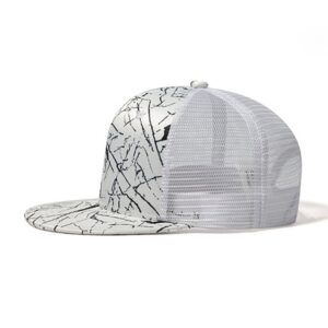 gorra snapback salpicada de pintura